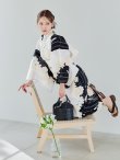 画像2: 【即日発送】モノトーンフラワー浴衣 【浴衣３点セット 浴衣/帯/下駄】OBI-hira-100-ok-15-WxW / HIMO-900-yn-1-B / YA-1086-wk-B / GETA-01-kj-1-B/ [/OF01] (2)
