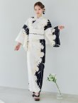 画像4: 【即日発送】モノトーンフラワー浴衣 【浴衣３点セット 浴衣/帯/下駄】OBI-hira-100-ok-15-WxW / HIMO-900-yn-1-B / YA-1086-wk-B / GETA-01-kj-1-B/ [/OF01] (4)