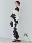 画像6: 【即日発送】モノトーンフラワー浴衣 【浴衣３点セット 浴衣/帯/下駄】OBI-hira-100-ok-15-WxW / HIMO-900-yn-1-B / YA-1086-wk-B / GETA-01-kj-1-B/ [/OF01] (6)