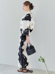 画像9: 【即日発送】モノトーンフラワー浴衣 【浴衣３点セット 浴衣/帯/下駄】OBI-hira-100-ok-15-WxW / HIMO-900-yn-1-B / YA-1086-wk-B / GETA-01-kj-1-B/ [/OF01] (9)