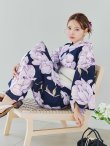 画像1: 【即日発送】ライラック牡丹ネイビー浴衣 【浴衣３点セット 浴衣/帯/下駄】OBI-hira-100-ok-15-WxW / HIMO-900-yn-3-GYxGD / YA-1027-wk-PL / GETA-01-kj-3-IV/ [/OF01] (1)
