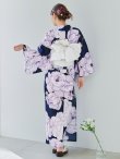 画像18: 【即日発送】ライラック牡丹ネイビー浴衣 【浴衣３点セット 浴衣/帯/下駄】OBI-hira-100-ok-15-WxW / HIMO-900-yn-3-GYxGD / YA-1027-wk-PL / GETA-01-kj-3-IV/ [/OF01] (18)