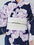 画像19: 【即日発送】ライラック牡丹ネイビー浴衣 【浴衣３点セット 浴衣/帯/下駄】OBI-hira-100-ok-15-WxW / HIMO-900-yn-3-GYxGD / YA-1027-wk-PL / GETA-01-kj-3-IV/ [/OF01] (19)