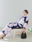 画像2: 【即日発送】ライラック牡丹ネイビー浴衣 【浴衣３点セット 浴衣/帯/下駄】OBI-hira-100-ok-15-WxW / HIMO-900-yn-3-GYxGD / YA-1027-wk-PL / GETA-01-kj-3-IV/ [/OF01] (2)