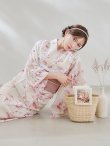 画像3: 1人で簡単に着られる！ワンピース浴衣セット ピンクフラワー柄【浴衣4点セット ワンピース/トップス/帯/下駄】OBI-siwa-200-kj-8-P / HIMO-900-yn-8-P / HEKO-800-sb-5-W / YA-1079-kj-7-W / GETA-01-kj-7-P/ [YMT] (3)