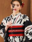 画像15: 【浴衣】ストライプ×百合レトロモダン浴衣【浴衣３点セット 浴衣/帯/下駄】 (OBI-hira-100-ok-12-RxB/HEKO-800-sb-5-WH/HIMO-900-yn-1-BK / YA-1027-wk-R /GETA-02-ok-7-R)【YMT】 (15)