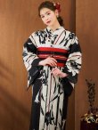 画像2: 【浴衣】ストライプ×百合レトロモダン浴衣【浴衣３点セット 浴衣/帯/下駄】 (OBI-hira-100-ok-12-RxB/HEKO-800-sb-5-WH/HIMO-900-yn-1-BK / YA-1027-wk-R /GETA-02-ok-7-R)【YMT】 (2)