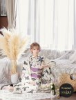 画像1: 【即日発送！】【浴衣】白地×百合柄浴衣 【浴衣３点セット 浴衣/帯/下駄】（OBI-hira-100-ok-7-PLMxW / HIMO-900-yn-1-B / HEKO-800-sb-3-BR / GETA-02-ok-6-PL ）[YMT] (1)