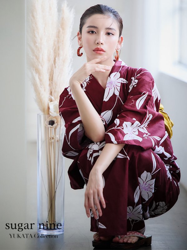 画像2: 【即日発送】【浴衣】エンジ×モダンハイビスカス浴衣【浴衣３点セット 浴衣/帯/下駄】[YMT] (2)