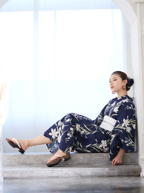 画像9: 【即日発送】ネイビー地x百合柄浴衣  【浴衣３点セット 浴衣/帯/下駄】[YMT] (9)