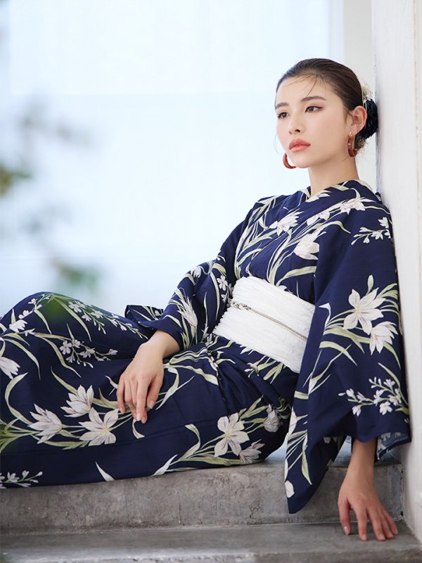 画像10: 【即日発送】ネイビー地x百合柄浴衣  【浴衣３点セット 浴衣/帯/下駄】[YMT] (10)