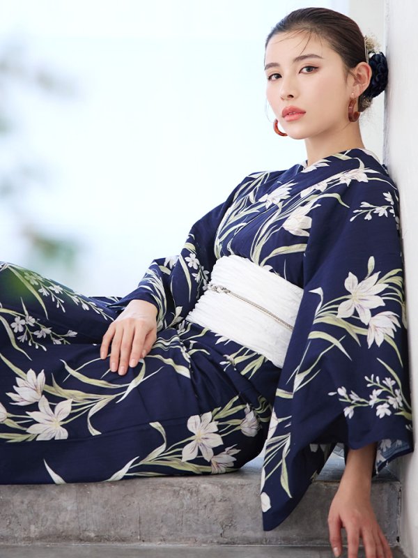 画像12: 【即日発送】ネイビー地x百合柄浴衣  【浴衣３点セット 浴衣/帯/下駄】[YMT] (12)