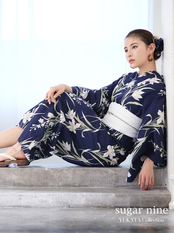 画像2: 【即日発送】ネイビー地x百合柄浴衣  【浴衣３点セット 浴衣/帯/下駄】[YMT] (2)
