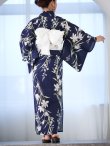 画像8: 【即日発送】ネイビー地x百合柄浴衣 OBI-siwa-202-ok-6-W / HIMO-900-yn-4-GYxGY / YA-948-wk-NV / HEKO-800-sb-5-W / GETA-02-ok-2-IV [YMT] (8)