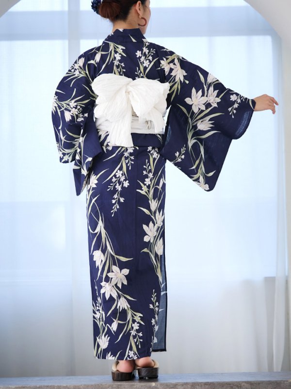 画像8: 【即日発送】ネイビー地x百合柄浴衣  【浴衣３点セット 浴衣/帯/下駄】[YMT] (8)