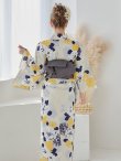 画像9: 【浴衣】イエローとブルーのニュアンス花柄浴衣  【浴衣３点セット 浴衣/帯/下駄】19obi-37 / Yhimo-GY×GY / A953kn-W / YCA68kn-W / Yheko-W / CG-15-IV【YMT】 (9)