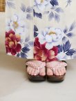 画像25: 【即日発送】ホワイト×レッド牡丹浴衣  【浴衣３点セット 浴衣/帯/下駄】OBI-siwa-202-ok-10-R / HIMO-902-kj-5-RosePK / HEKO-800-sb-5-W / YA-72-kn-R / GETA-02-ok-7-R[YMT] (25)