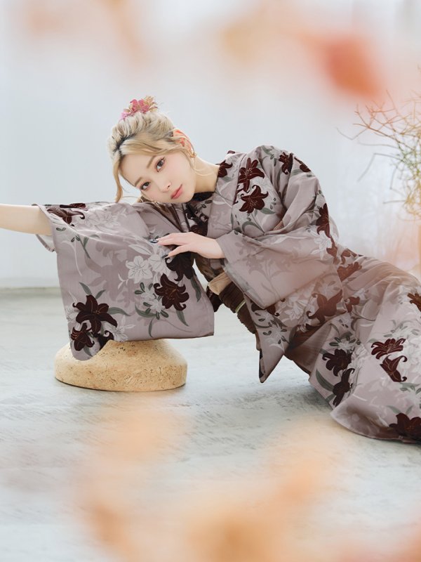 画像1: 【即日発送】ブラウンパープルリリー浴衣  【浴衣３点セット 浴衣/帯/下駄】[YMT] (1)