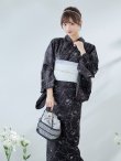 画像10: 【即日発送】ブラック×線画フラワー浴衣  【浴衣３点セット 浴衣/帯/下駄】OBI-siwa-202-ok-6-W / HIMO-900-yn-5-IV / HEKO-800-sb-5-W / YA-1079-kj-8-W / GETA-03-ok-2-P[YMT] (10)