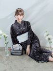 画像11: 【即日発送】ブラック×線画フラワー浴衣  【浴衣３点セット 浴衣/帯/下駄】OBI-siwa-202-ok-6-W / HIMO-900-yn-5-IV / HEKO-800-sb-5-W / YA-1079-kj-8-W / GETA-03-ok-2-P[YMT] (11)