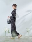 画像13: 【即日発送】ブラック×線画フラワー浴衣  【浴衣３点セット 浴衣/帯/下駄】OBI-siwa-202-ok-6-W / HIMO-900-yn-5-IV / HEKO-800-sb-5-W / YA-1079-kj-8-W / GETA-03-ok-2-P[YMT] (13)