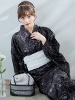 画像15: 【即日発送】ブラック×線画フラワー浴衣  【浴衣３点セット 浴衣/帯/下駄】OBI-siwa-202-ok-6-W / HIMO-900-yn-5-IV / HEKO-800-sb-5-W / YA-1079-kj-8-W / GETA-03-ok-2-P[YMT] (15)