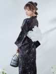 画像16: 【即日発送】ブラック×線画フラワー浴衣  【浴衣３点セット 浴衣/帯/下駄】OBI-siwa-202-ok-6-W / HIMO-900-yn-5-IV / HEKO-800-sb-5-W / YA-1079-kj-8-W / GETA-03-ok-2-P[YMT] (16)