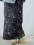 画像19: 【即日発送】ブラック×線画フラワー浴衣  【浴衣３点セット 浴衣/帯/下駄】OBI-siwa-202-ok-6-W / HIMO-900-yn-5-IV / HEKO-800-sb-5-W / YA-1079-kj-8-W / GETA-03-ok-2-P[YMT] (19)