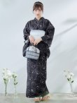 画像2: 【即日発送】ブラック×線画フラワー浴衣  【浴衣３点セット 浴衣/帯/下駄】OBI-siwa-202-ok-6-W / HIMO-900-yn-5-IV / HEKO-800-sb-5-W / YA-1079-kj-8-W / GETA-03-ok-2-P[YMT] (2)