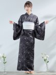 画像4: 【即日発送】ブラック×線画フラワー浴衣  【浴衣３点セット 浴衣/帯/下駄】OBI-siwa-202-ok-6-W / HIMO-900-yn-5-IV / HEKO-800-sb-5-W / YA-1079-kj-8-W / GETA-03-ok-2-P[YMT] (4)