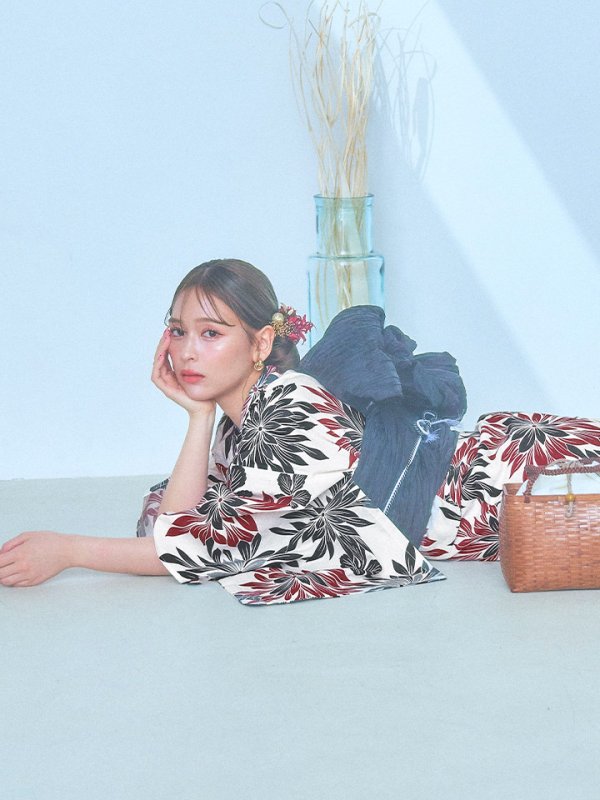 画像8: 【即日発送】ネイビー＆レッドフラワーモダン浴衣  【浴衣３点セット 浴衣/帯/下駄】[YMT] (8)