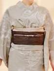 画像16: ニュアンスフラワーベージュ浴衣【浴衣３点セット 浴衣/帯/下駄】OBI-siwa-200-kj-9-BR / HIMO-900-yn-7-MOC / HEKO-800-sb-3-BR / YA-496-kj-W / GETA-01-kj-5-MOC/  [YMT] (16)