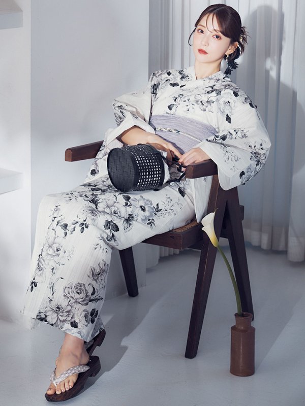 画像2: 【即日発送】モノトーンフラワー浴衣  【浴衣３点セット 浴衣/帯/下駄】[OF04] (2)