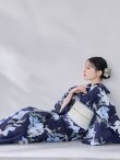 画像2: 送料無料！ネイビーリリーフラワー浴衣【浴衣３点セット 浴衣/帯/下駄】[OF04]【予約 / 5月下旬発送予定】 (2)
