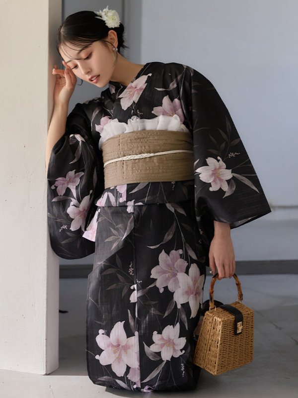 画像1: 送料無料！ホワイトリリー黒地浴衣【浴衣３点セット 浴衣/帯/下駄】[OF04]【予約 / 6月中旬発送予定】 (1)