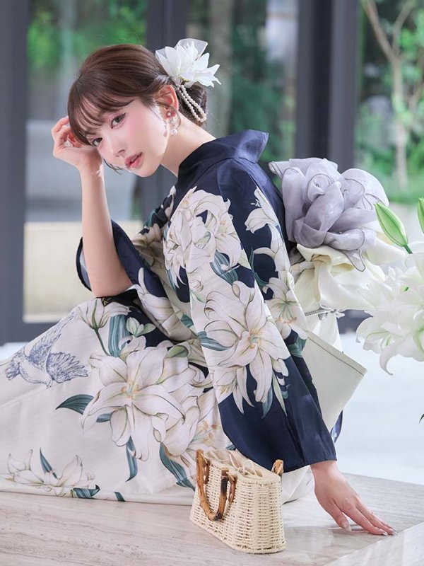 画像1: 送料無料！Riuコラボ ノーブルネイビー百合浴衣【浴衣３点セット 浴衣/帯/下駄】[OF04]【一部予約商品/8月上旬発送予定】 (1)