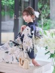 画像13: 送料無料！Riuコラボ ノーブルネイビー百合浴衣【浴衣３点セット 浴衣/帯/下駄】[OF04]【一部予約商品/8月上旬発送予定】 (13)